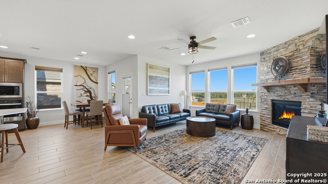 Image 5 of 46 For 820 Silverberry