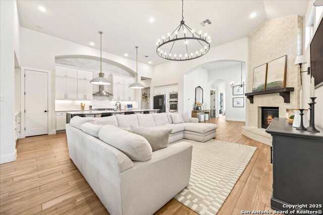 Image 12 of 47 For 2141 Glendon