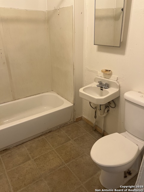 Image 4 of 19 For 627 Leona E