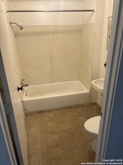 Image 5 of 19 For 627 Leona E