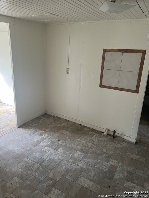 Image 9 of 19 For 627 Leona E