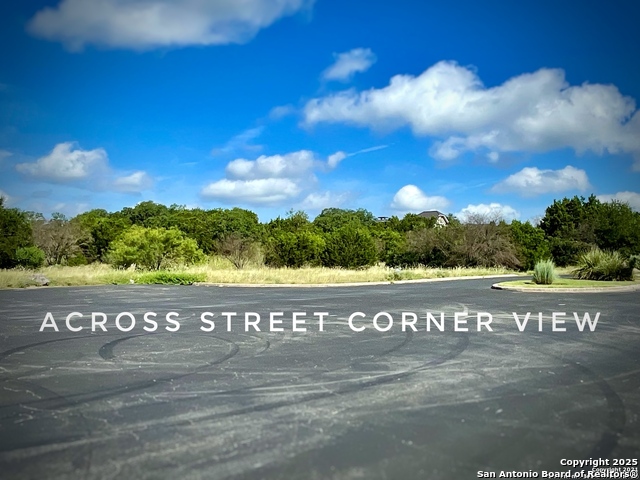 Listing photo id 4 for 23107 Angostura Blvd