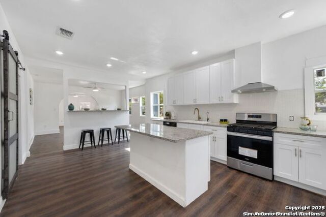 Listing photo id 12 for 2802 Irwin  