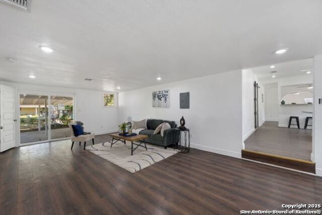 Listing photo id 22 for 2802 Irwin  