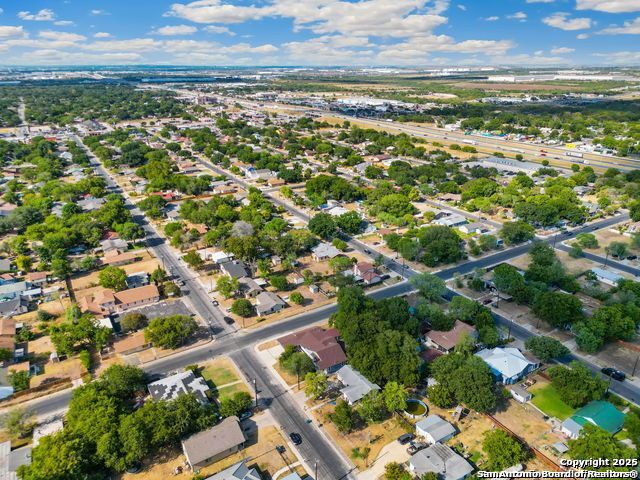 Listing photo id 28 for 2802 Irwin  