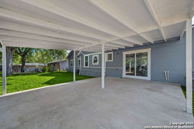 Listing photo id 4 for 2802 Irwin  