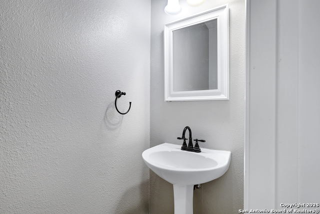 Image 30 of 37 For 19510 Battle Oak