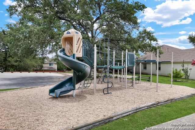 Image 33 of 37 For 19510 Battle Oak