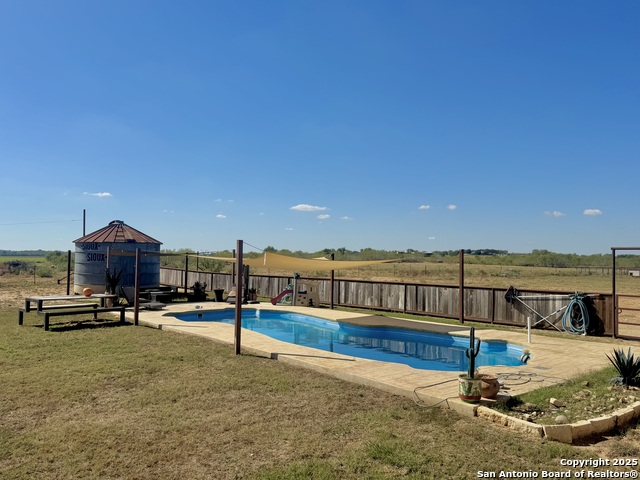 Listing photo id 3 for 16489 Fm 472