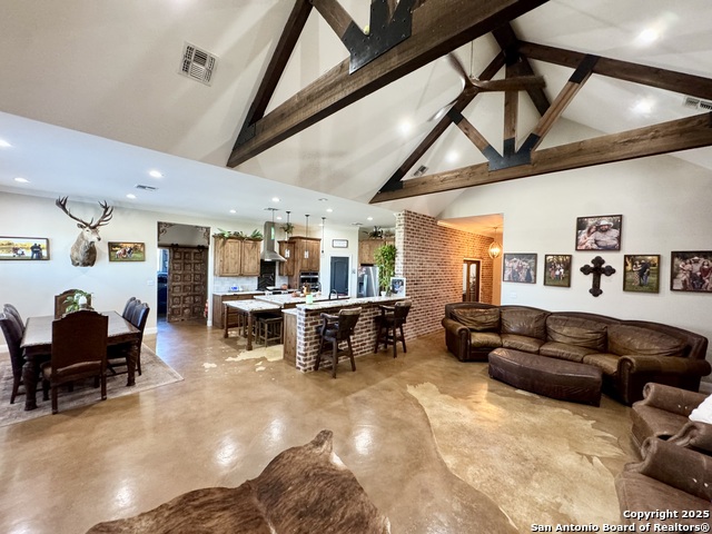 Listing photo id 4 for 16489 Fm 472