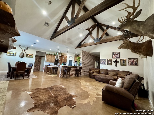 Listing photo id 5 for 16489 Fm 472