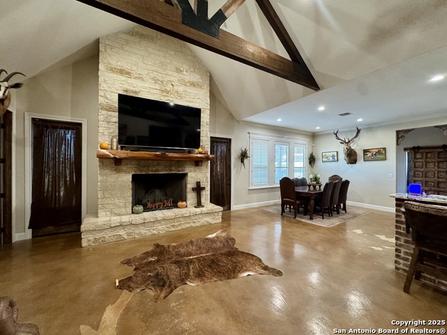 Listing photo id 7 for 16489 Fm 472