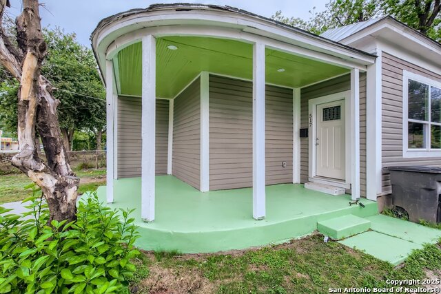 Image 2 of 32 For 517 Hicks Ave