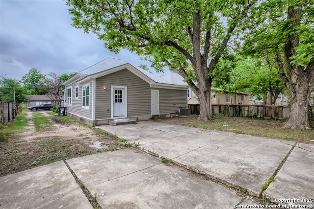 Image 8 of 32 For 517 Hicks Ave