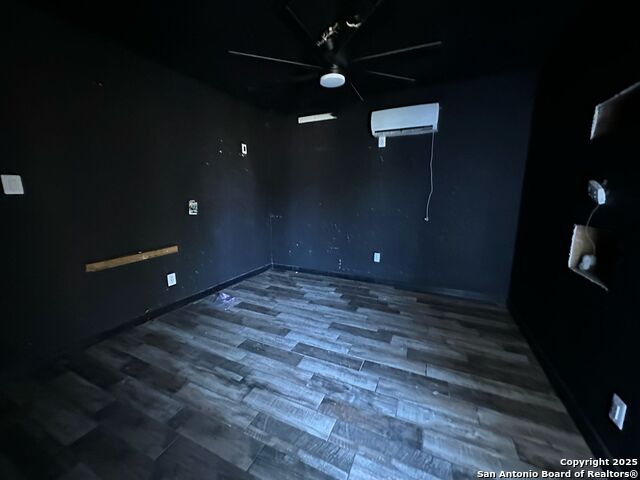 Image 11 of 25 For 2721 Mistletoe W