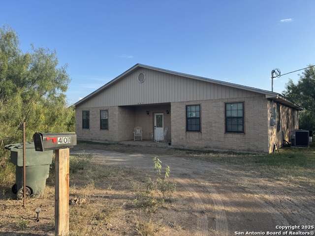 Details for 401 Daniel W, Uvalde, TX 78801