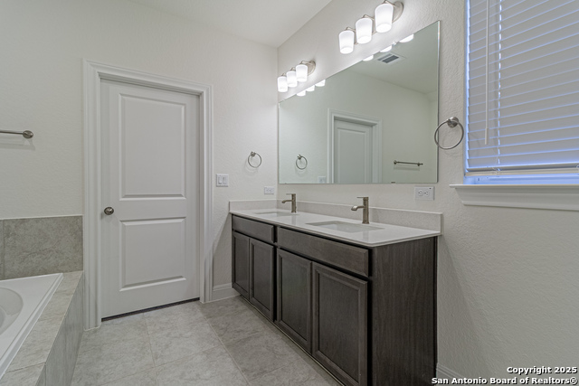 Listing photo id 23 for 12455 Diagon Alley