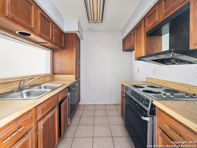 Image 11 of 28 For 11520 Huebner  302