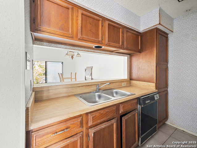 Image 12 of 28 For 11520 Huebner  302