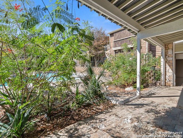 Image 2 of 28 For 11520 Huebner  302