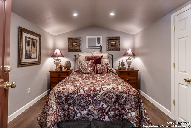 Listing photo id 19 for 935 Danda  