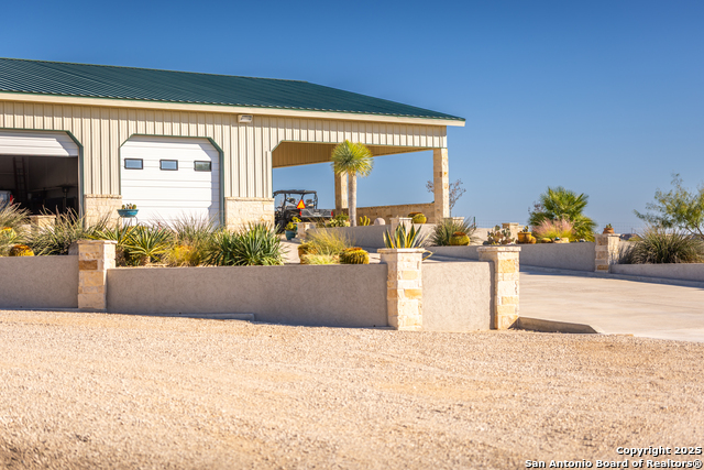 Listing photo id 1 for 935 Danda  