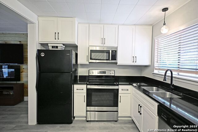 Listing photo id 10 for 553 Scenic  