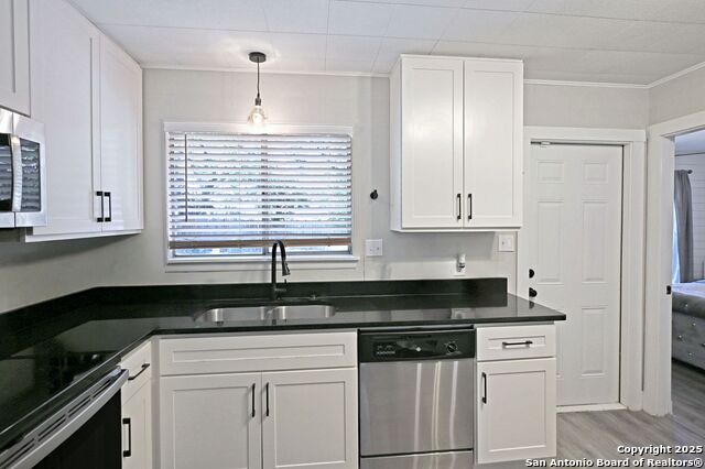 Listing photo id 11 for 553 Scenic  