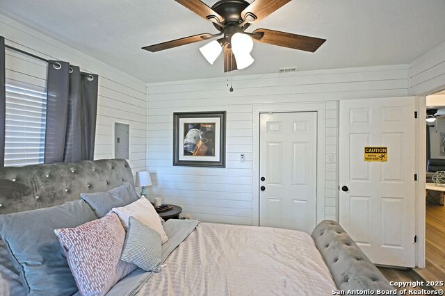 Listing photo id 15 for 553 Scenic  