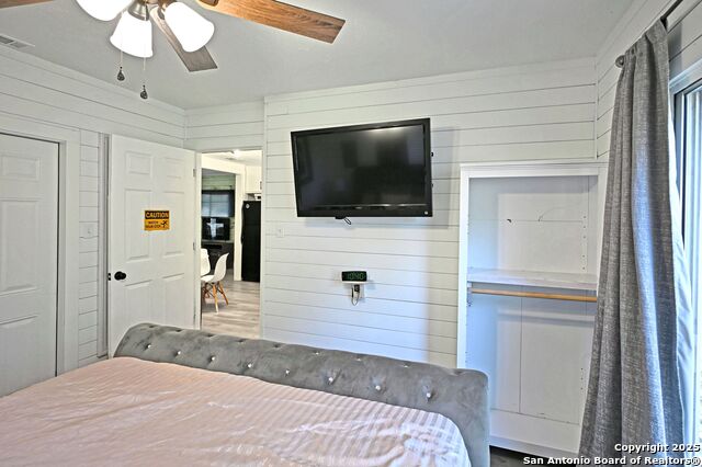 Listing photo id 16 for 553 Scenic  