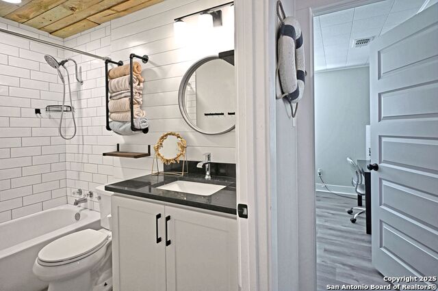 Listing photo id 19 for 553 Scenic  