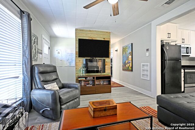 Listing photo id 4 for 553 Scenic  