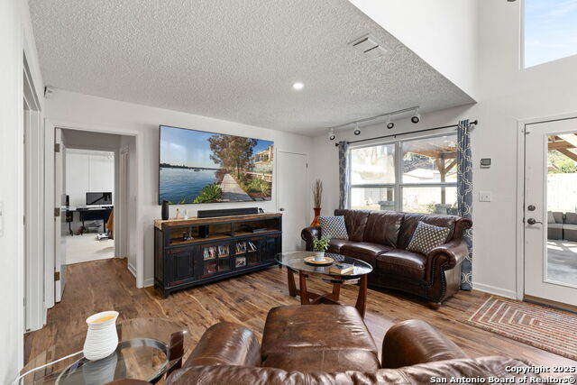 Image 18 of 31 For 713 Fawndale Ln