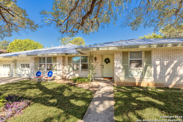 Image 3 of 31 For 713 Fawndale Ln