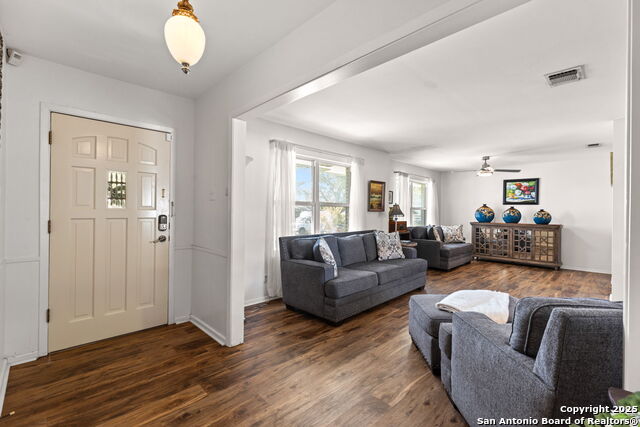 Image 4 of 31 For 713 Fawndale Ln