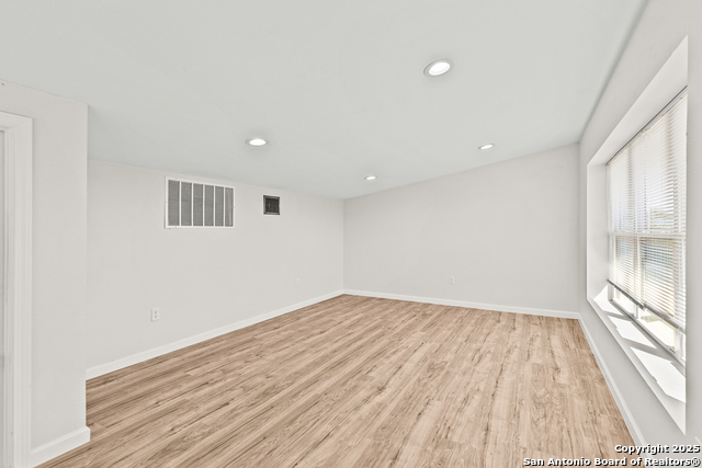 Image 20 of 37 For 1226 Whispering Hills