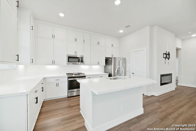 Image 10 of 33 For 8851 Oakland Rd 19