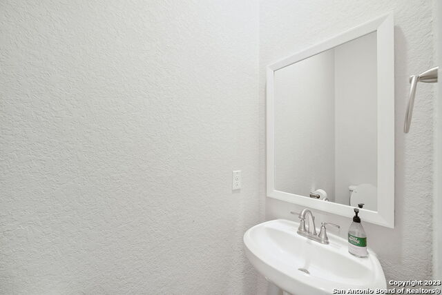 Image 19 of 33 For 8851 Oakland Rd 19