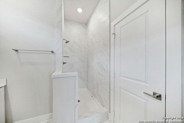 Image 23 of 33 For 8851 Oakland Rd 19