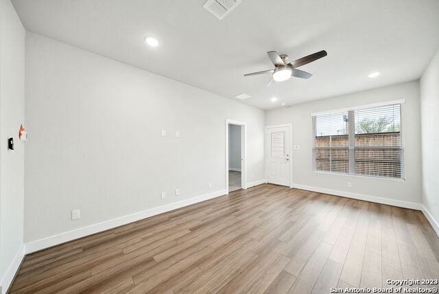 Image 29 of 33 For 8851 Oakland Rd 19