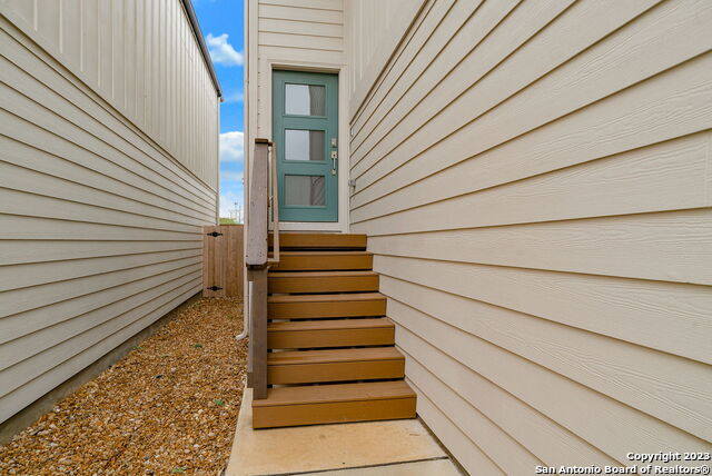 Image 5 of 33 For 8851 Oakland Rd 19