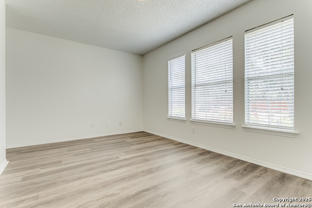 Image 19 of 28 For 18707 Legend Oaks