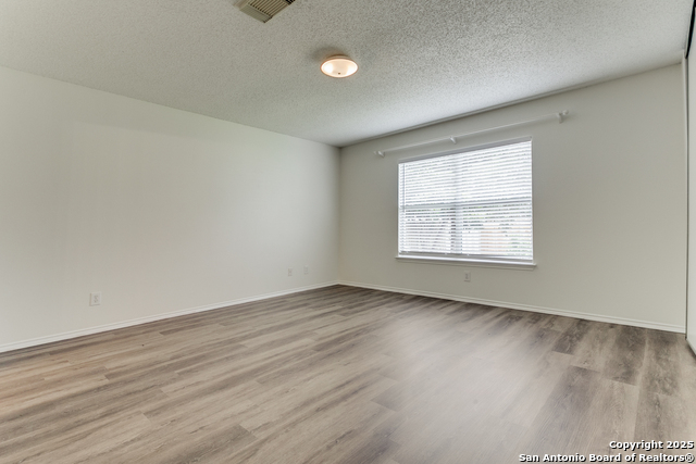 Image 8 of 28 For 18707 Legend Oaks