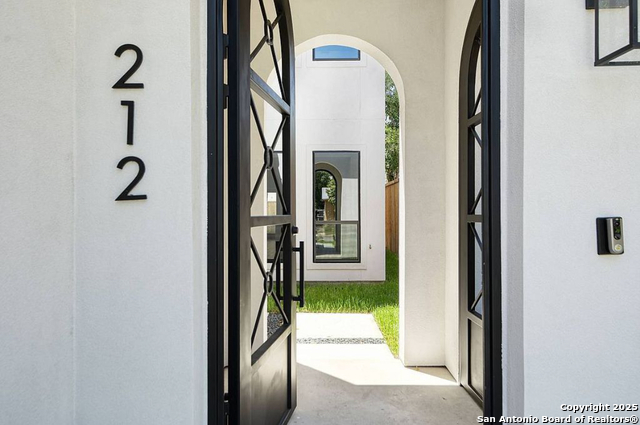 Image 3 of 26 For 212 Melrose Dr E