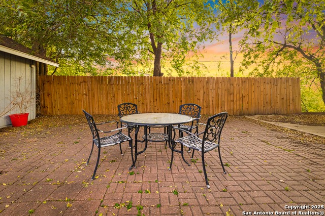 Listing photo id 24 for 1934 Duluth Dr