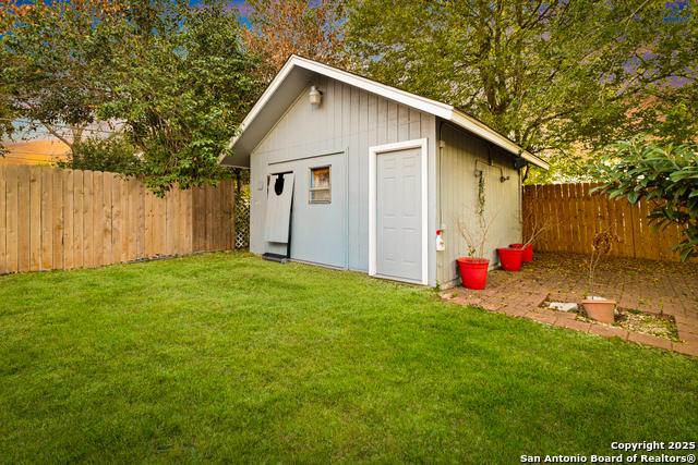 Listing photo id 25 for 1934 Duluth Dr