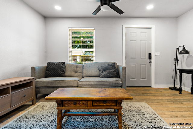 Image 4 of 15 For 118 Zavalla W