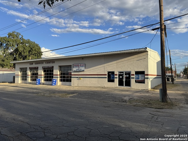 Details for 109 Oak W , Uvalde, TX 78801