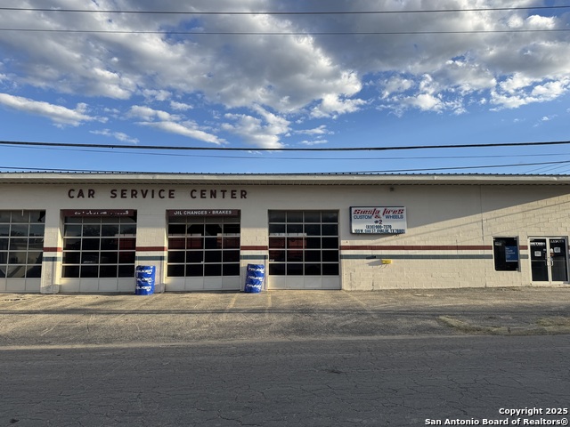 Listing photo id 0 for 109 Oak W 