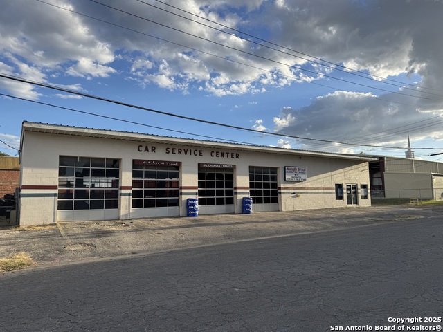 Listing photo id 1 for 109 Oak W 